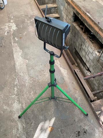 Werklamp op standaard beschikbaar voor biedingen