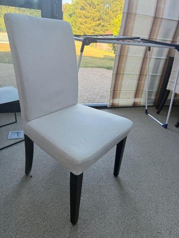 4 witte stoffen eetstoelen beschikbaar voor biedingen