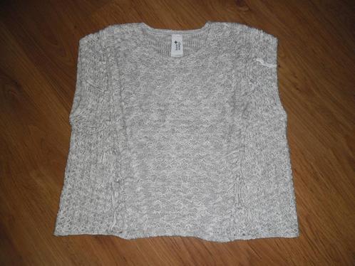 Here+there: Lichtgrijze trui zonder mouwen/ debardeur M146, Kinderen en Baby's, Kinderkleding | Maat 146, Gebruikt, Meisje, Trui of Vest