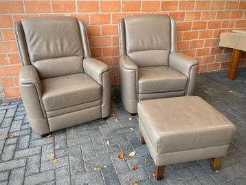 2 leder zetels / fauteuils met voetbank / als nieuw  beschikbaar voor biedingen