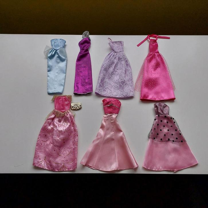 Barbie gala jurken (6 € per stuk), Kinderen en Baby's, Speelgoed | Poppen, Zo goed als nieuw, Barbie, Ophalen of Verzenden