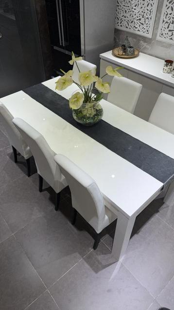 Eettafel met 6 stoelen en dressoir beschikbaar voor biedingen