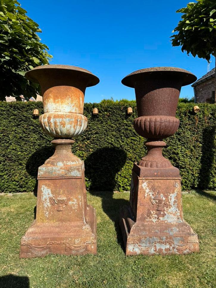 Koppel gietijzeren tuinvazen op sierlijke sokkel., Tuin en Terras, Tuinvazen, Gebruikt, Ophalen