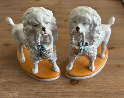Antiek poedelpaar van porselein – Staffordshire stijl, Antiek en Kunst, Antiek | Porselein, Ophalen of Verzenden