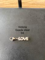 Bedeltje Victoria, Handtassen en Accessoires, Bedels, Met strass, Overige merken, Overige materialen, 1 bedel