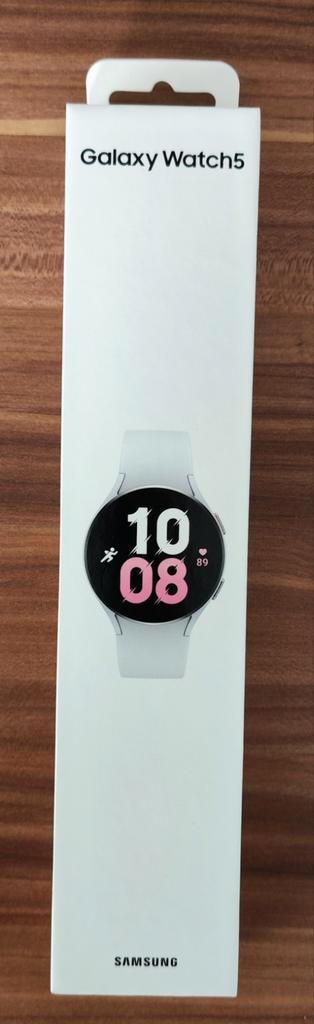 Samsung Galaxy Watch5 Zilver 44mm (Nieuw), Handtassen en Accessoires, Sporthorloges, Nieuw, Android, Zilver, Afstand, Calorieverbanding