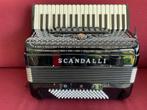 Z.g.a.n. italiaanse Scandalli accordeon . 4 korig . Piccolo, Muziek en Instrumenten, Ophalen of Verzenden, Zo goed als nieuw, 120-bas