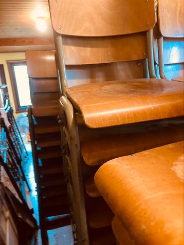 Vintage houten schoolstoelen en stapelstoel beschikbaar voor biedingen