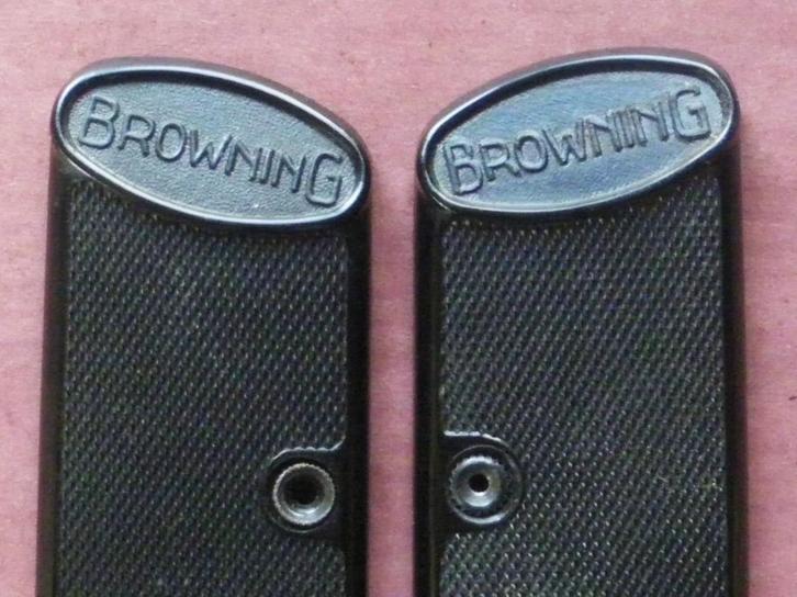 Plaquettes numérotées 1/2 pistolet automatique Browning 7,65, Verzamelen, Militaria | Algemeen, Overige soorten, Overige typen