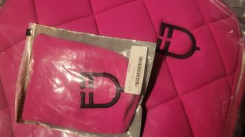 Fel roze springset- dekje met oortjes beschikbaar voor biedingen