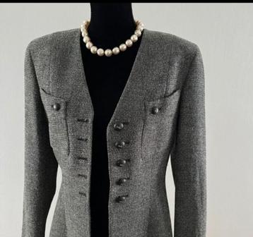 Gilet Karl Lagerfield, ajusté, taille 36, en parfait état. 