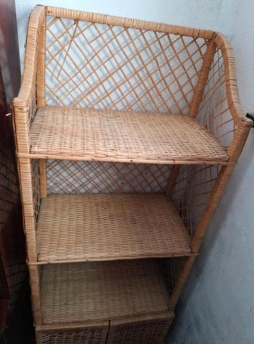 Petit meuble en rotin vintage beschikbaar voor biedingen