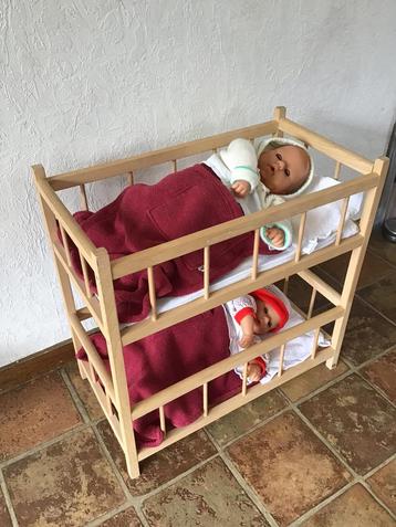 Poppenbedjes met de poppen beschikbaar voor biedingen