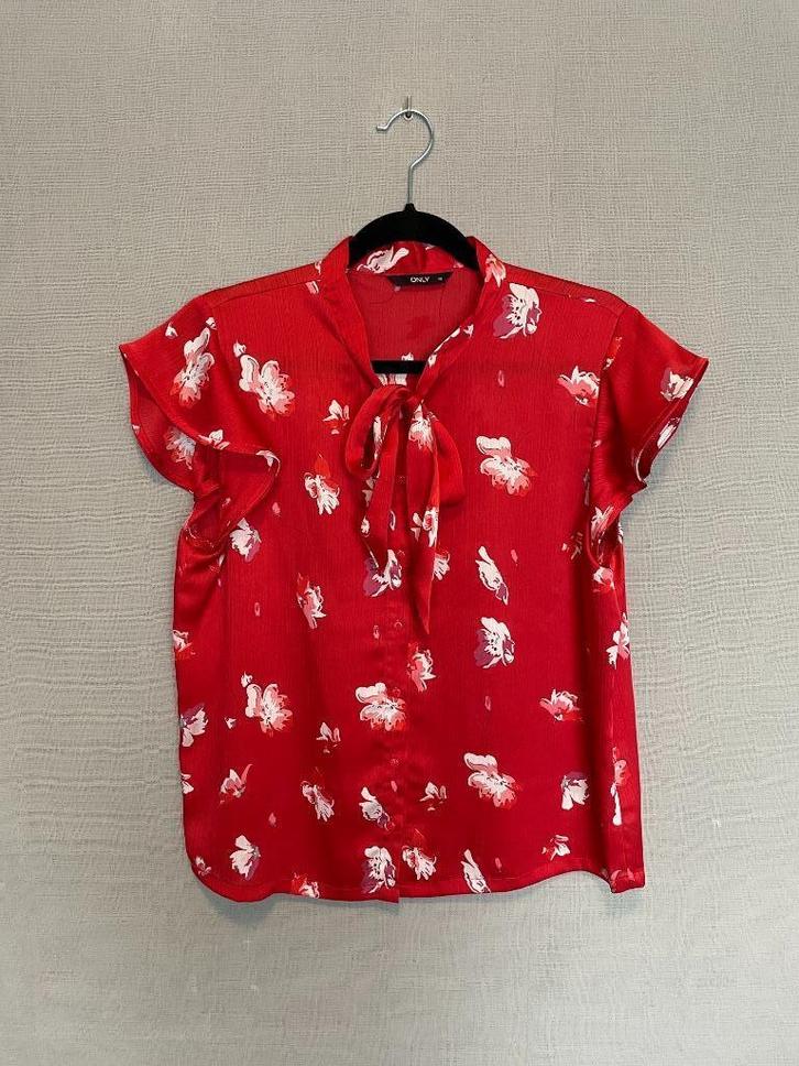 Rode blouse met strik en bloemenmotief van Only (38), Kleding | Dames, Blouses en Tunieken, Zo goed als nieuw, Maat 38/40 (M)