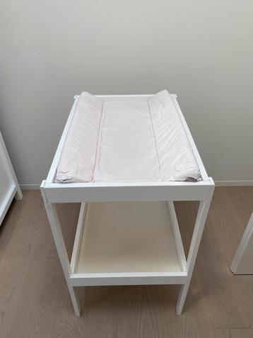 Verzorgingstafel met toebehoren beschikbaar voor biedingen