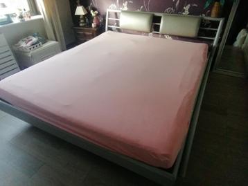 Bed 1.80m breed op 2.20m lang beschikbaar voor biedingen