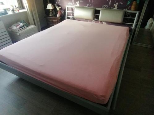 Bed 1.80m breed op 2.20m lang, Huis en Inrichting, Slaapkamer | Bedden, Gebruikt, Tweepersoons, 180 cm, 220 cm, Metaal, Grijs