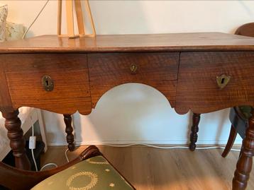 Engelse bureautafel en gondelstoelen (2) beschikbaar voor biedingen