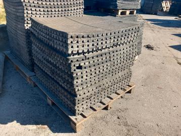 13 Rubber beschadigde rubber matten 100x100x4 beschikbaar voor biedingen