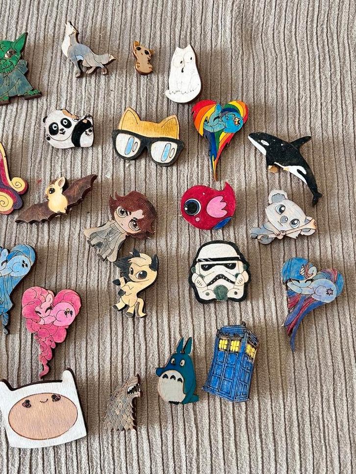 Épingles/broches en bois faites à la main — par pièce, Collections, Broches, Pins & Badges, Neuf, Insigne ou Pin's, Enlèvement ou Envoi