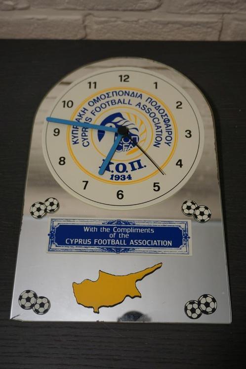 vintage voetbal spiegel klok van cyprus football association, Verzamelen, Sportartikelen en Voetbal, Ophalen of Verzenden