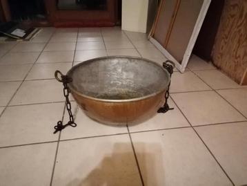 Grote koperen ketel met ketting – diameter 52 cm beschikbaar voor biedingen