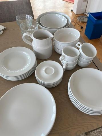 Wit servies ea keukengerei beschikbaar voor biedingen