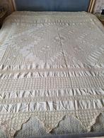Magnifique couvre- lit  ancien, beige,  de 2,30 sur 2,90 m, Ophalen, Beige, Overige typen, Tweepersoons