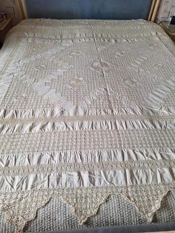 Magnifique couvre- lit  ancien, beige,  de 2,30 sur 2,90 m beschikbaar voor biedingen