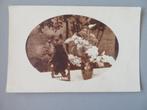 Foto postkaart 1910 - 1930 Zwarte kat poes in stoeltje, Verzenden, Foto, Zo goed als nieuw, Voor 1940