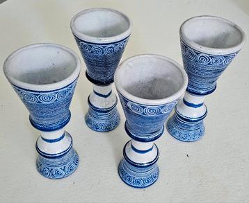 4 handgemaakte keramieken bekers, blauw/ wit beschikbaar voor biedingen