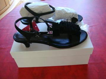 Chaussures Sandales." FURIEZZA" Neuve. Noires. Point. 37. beschikbaar voor biedingen