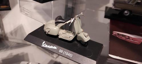 Vespa 98 grijs, 1946.  1:24 op display, Hobby en Vrije tijd, Modelauto's | 1:24, Zo goed als nieuw, Motor, Ophalen