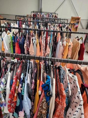 Lot de +- 500 vêtements femmes de marque.   beschikbaar voor biedingen
