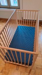 Babybed met afwasbare matras, Kinderen en Baby's, Kinderkamer | Bedden, Ophalen, Zo goed als nieuw, Matras