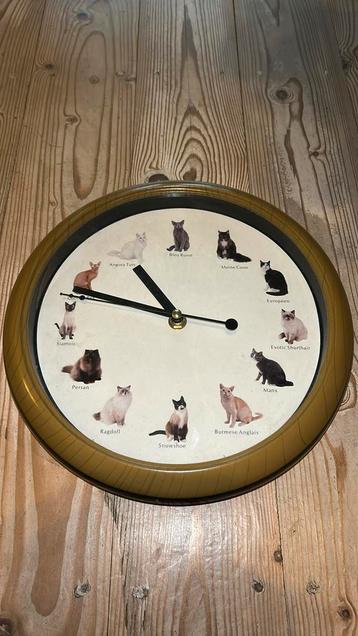 Wandklok met katjes beschikbaar voor biedingen
