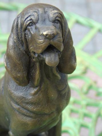 chien saint-hubert assis en bronze signé sur marbre .