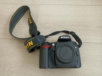Nikon D90 DSLR Camera met 18-105mm Lens en Accessoires beschikbaar voor biedingen