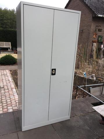Ruime , metalen kast / archiefkast met schappen beschikbaar voor biedingen