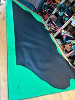 Zwarte kleur kalfs halve huid 1.5 mm dik iets stug lap A-39, Ophalen of Verzenden, Zo goed als nieuw