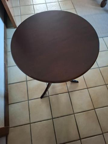 kleine houd tafel beschikbaar voor biedingen