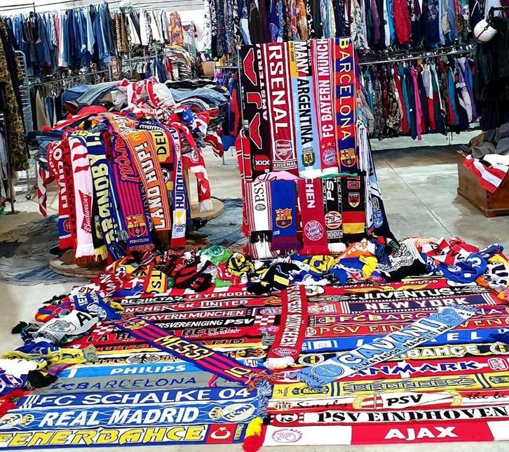lot wedstrijdsjaals gemixt voor verzamelaars, Verzamelen, Sportartikelen en Voetbal, Zo goed als nieuw, Vaantje of Sjaal, Verzenden