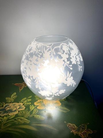 transparante glazen lamp met bloemendecor beschikbaar voor biedingen