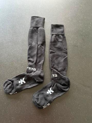 Kipsta zwarte voetbalkousen maat 35/38. Zeer goede staat., Sport en Fitness, Voetbal, Ophalen of Verzenden, Zo goed als nieuw