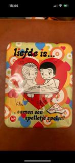 IN PERFECTE STAAT NIEUW IN ORIGINELE DOOS  “LIEFDE IS …, Ophalen of Verzenden, Nieuw
