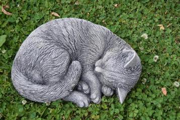 Superbe chat endormi en pierre patinée 