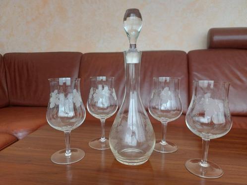 Karaf met karaf en 4 gebeitelde wijnglazen van arau-kristal, Antiek en Kunst, Antiek | Glaswerk en Kristal, Ophalen of Verzenden