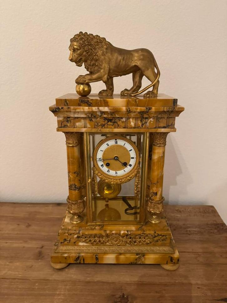 Antieke Portico Klok met Leeuw (werkend, sleutel inbegrepen), Antiek en Kunst, Antiek | Klokken, Ophalen