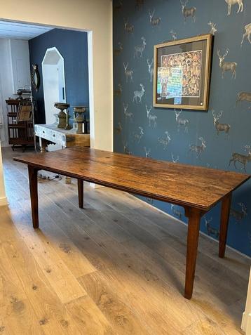 Antieke koloniale tafel beschikbaar voor biedingen