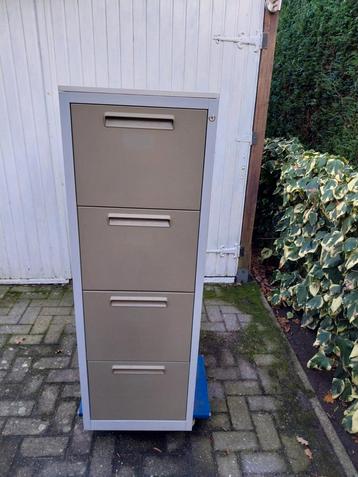 Drie opslagkasten beschikbaar voor biedingen